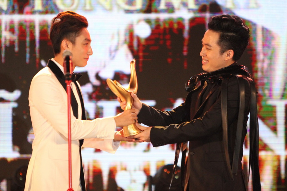 Khoảnh khắc Tùng Dương trao cup 'Ca sỹ của năm' cho Sơn Tùng M-TP. (Ảnh BTC)