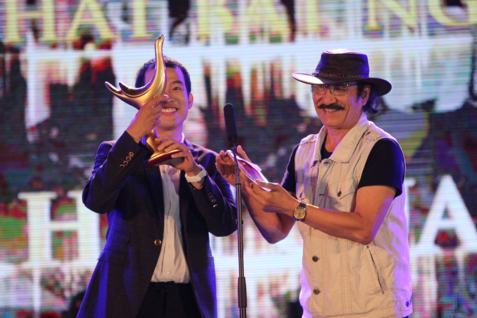 'Nhạc sỹ của năm' được trao cho gương mặt mới - Đức Hùng, tác giả ca khúc 'Thật bất ngờ.' (Ảnh: BTC)