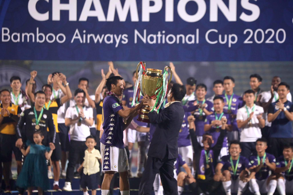 Vô địch cúp Quốc gia 2020 là phần thưởng xứng đáng cho Hà Nội FC sau màn trình diễn ấn tượng. Ở bán kết, họ vùi dập đối thủ mạnh là câu lạc bộ Thành phố Hồ Chí Minh, để rồi chơi bản lĩnh và thắng ngược dòng Viettel ở chung kết. (Ảnh: Hiển Nguyễn/Vietnam+)