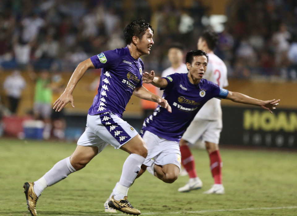 Và bàn thắng gỡ hòa này đã làm thay đổi cục diện trận đấu. Hà Nội FC tiếp đà hưng phấn, dồn ép những phút cuối để kết liễu đối thủ, còn Viettel đánh mất tinh thần với lối chơi phòng ngự chủ động vốn có. (Ảnh: Hiển Nguyễn/Vietnam+)