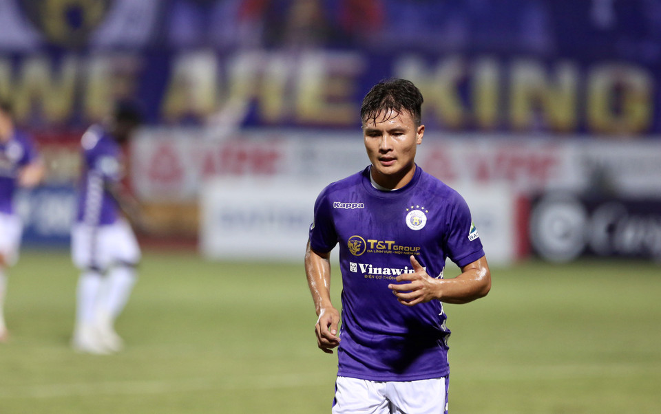 Và khi vào những phút cuối trận đầy kịch tính, đẳng cấp của Quang Hải một lần nữa lên tiếng. Tiền vệ số 19 bắt vô-lê chuẩn xác trong vòng cấm, nâng tỷ số lên 2-1 ở phút thi đấu chính thức cuối cùng.(Ảnh: Hiển Nguyễn/Vietnam+)