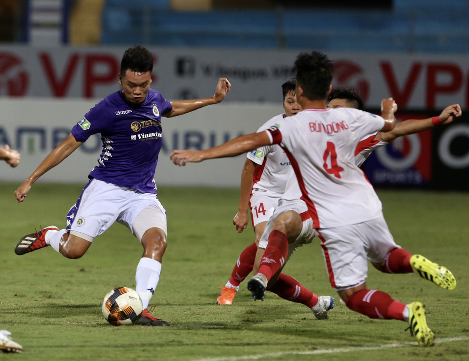  Viettel nhập cuộc trận chung kết tốt hơn đội 'hàng xóm' khi chủ động chơi rắn, không ngại phạm lỗi nhằm phá lối chơi. (Ảnh: Hiển Nguyễn/Vietnam+)