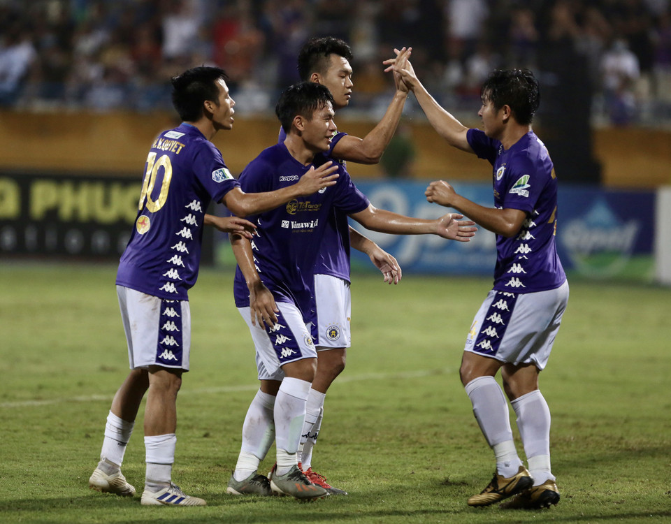 Thành Chung tiếp tục chơi hay ở vị trí tiền đạo khi làm tường chính xác để Thái Quý băng lên dứt điểm hiểm hóc gỡ hòa 1-1 ở phút 81. (Ảnh: Hiển Nguyễn/Vietnam+)