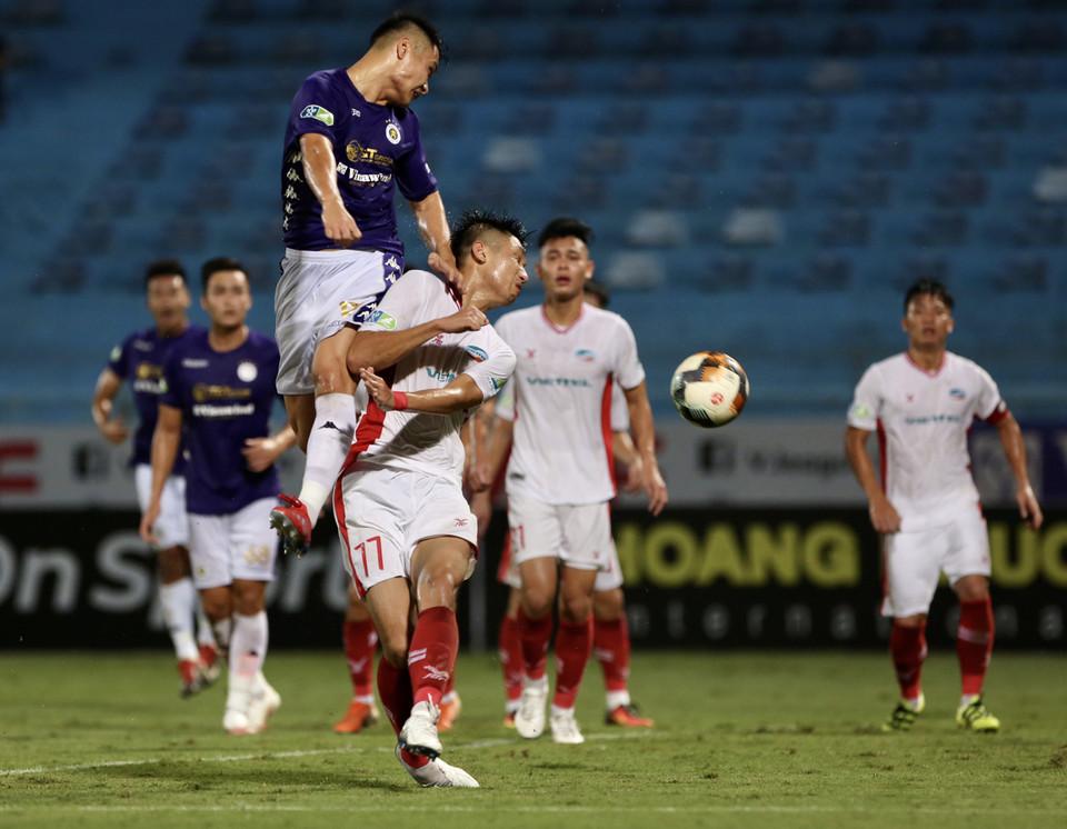 Đúng như dự đoán, trận chung kết cúp Quốc gia 2020 diễn ra tối 20/9 hấp dẫn và kịch tính. Hà Nội FC quyết tâm bảo vệ ngôi vương trong khi Viettel chiến đấu vì danh hiệu đầu tiên để thoát khỏi 'cái bóng' Thể Công. (Ảnh: Hiển Nguyễn/Vietnam+)