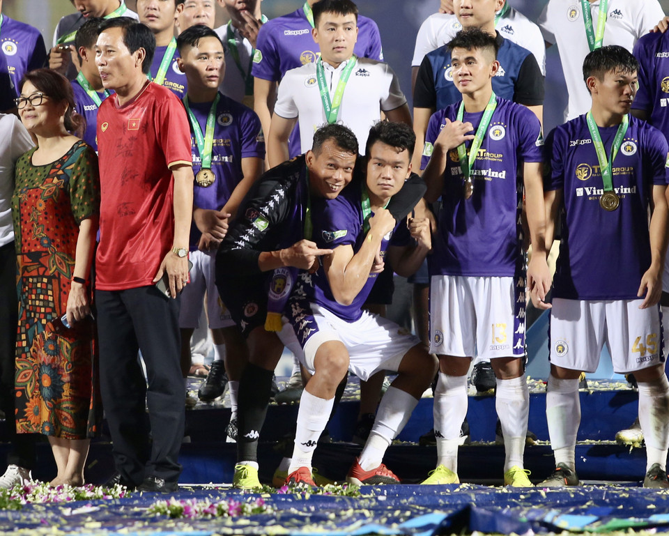  Các cầu thủ Hà Nội FC vui mừng ăn mừng chiếc cúp vô địch đầu tiên mùa giải này. Từ nay họ yên tâm tập trung cho đấu trường V-League 2020 sắp quay trở lại.