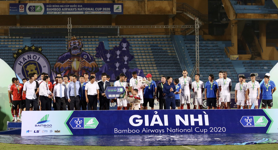 Ngược lại Hà Nội FC, Viettel trĩu lòng nhận phần thưởng về nhì. Nhưng đoàn quân huấn luyện viên Trương Việt Hoàng xứng đáng nhận lời khen vì đã chơi tốt và thể hiện bộ mặt ấn tượng hơn chính bản thân trước đây. (Ảnh: Hiển Nguyễn/Vietnam+)