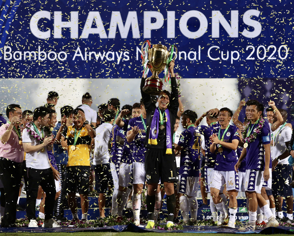 Thủ môn Bùi Tấn Trường giành danh hiệu trong mùa giải đầu tiên đầu quân cho Hà Nội FC. Cầu thủ này cùng Tấn Tài là hai 'lão tướng' vừa mới tới đội bóng Thủ đô nhưng kịp góp công không nhỏ mang về cúp vô địch. (Ảnh: Hiển Nguyễn/Vietnam+)