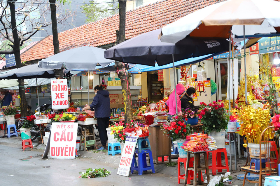 Chùa Hà nổi tiếng là nơi cầu duyên ứng nghiệm nên nhiều bạn trẻ sắm lễ dâng vào chùa với mong muốn tìm được mối duyên ưng ý. (Ảnh: Hoài Nam/Vietnam+)