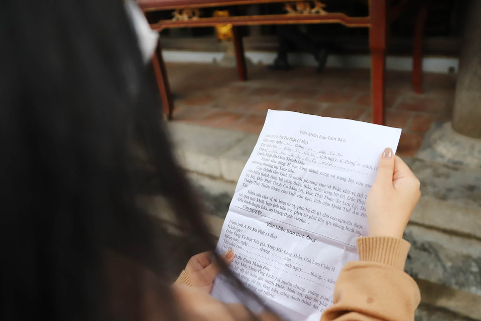 Văn khấn đã được soạn sẵn, người dâng lễ chỉ cần điền tên, tuổi, địa chỉ và khấn trước Ban Mẫu. (Ảnh: Hoài Nam/Vietnam+)