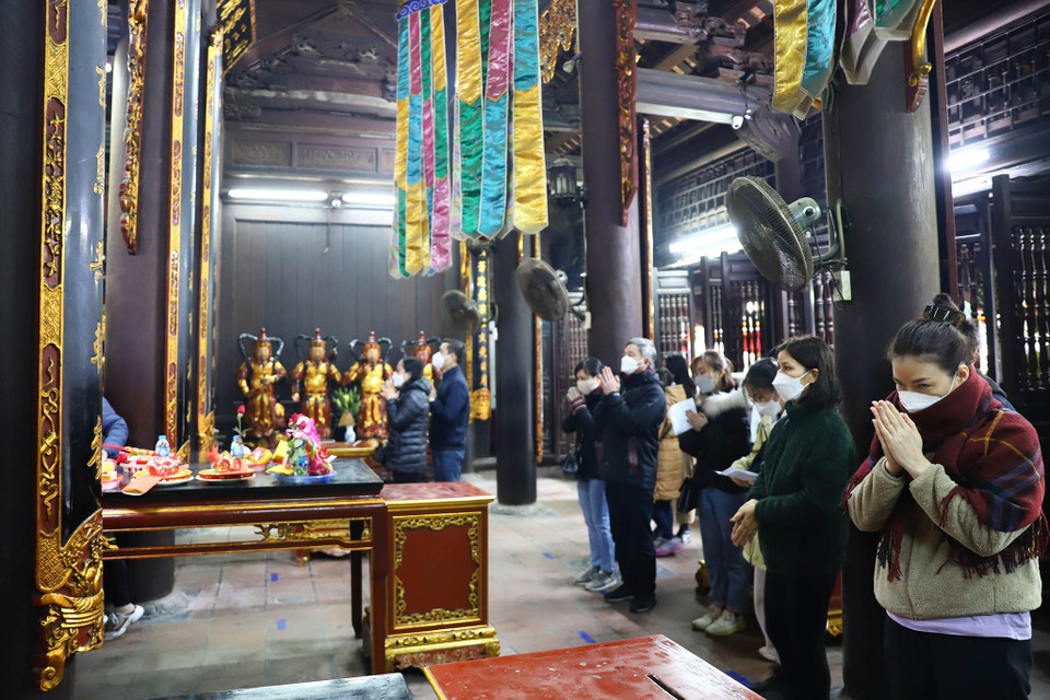 Mọi người đến với chùa Hà với ước mong một năm thuận lợi cả về công danh, tài lộc và con đường tình duyên. (Ảnh: Hoài Nam/Vietnam+)