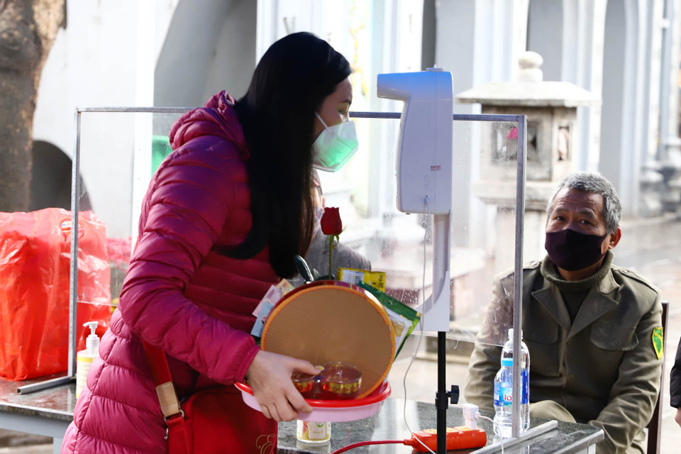 Nhà chùa đã bố trí hai máy đo thân nhiệt tại khu vực cổng để phục vụ nhu cầu đi lễ của người dân vào dịp cuối tuần. (Ảnh: Hoài Nam/Vietnam+)