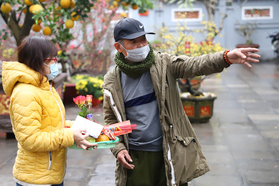 Một số người lần đầu đến lễ tại chùa cần có người hướng dẫn để đặt lễ và thắp hương theo đúng trình tự. (Ảnh: Hoài Nam/Vietnam+)