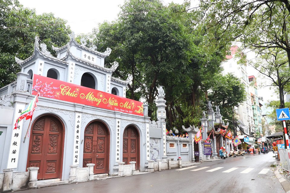 Hôm nay 13/2, trước lễ tình nhân một ngày, chùa Hà là nơi thu hút giới trẻ đến dâng lễ, cầu mong sẽ sớm tìm được ‘nửa kia’ của mình. (Ảnh: Hoài Nam/Vietnam+)