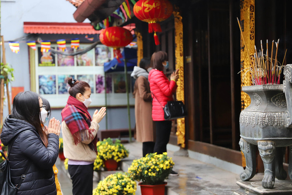 Khách hành hương vào lễ đúng quy trình đầu tiên sẽ vào cửa Tam quan, nhà Bia, cửa Tam bảo, thắp hương tại đình và cuối cùng là nhà thờ Mẫu. (Ảnh: Hoài Nam/Vietnam+)