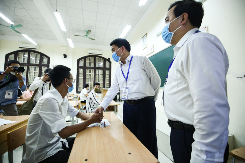 Trong khi đó, ở điểm thi THPT Phan Đình Phùng, Chủ tịch Ủy ban nhân dân thành phố Hà Nội Nguyễn Đức Chung đã trực tiếp kiểm tra công tác thi tốt nghiệp THPT. (Ảnh: Nguyên An/Vietnam+)