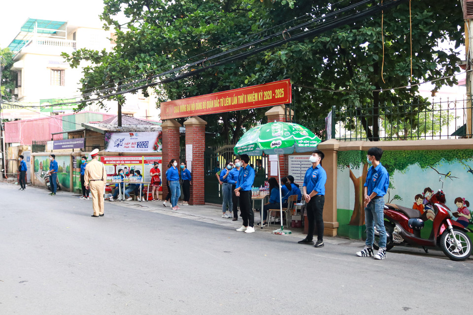 Mọi khâu kiểm tra y tế tại điểm thi này nghiêm ngặt hơn, trực tiếp nhân viên y tế sẽ đo thân nhiệt, kiểm tra tình hình sức khỏe thí sinh thay vì nhờ sự trợ giúp từ hội sinh viên tình nguyện. (Ảnh: Nguyên An/Vietnam+)