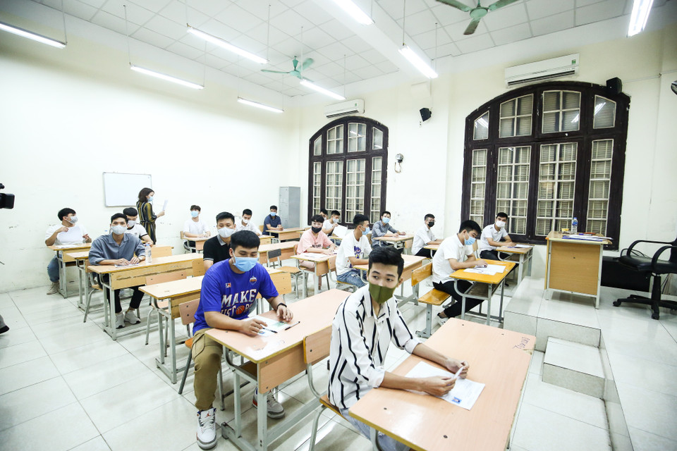 Gần 80.000 học sinh Hà Nội bước vào môn thi đầu tiên Ngữ Văn trong kỳ thi tốt nghiệp THPT năm 2020 sáng 9/8. (Ảnh: Nguyên An/Vietnam+)