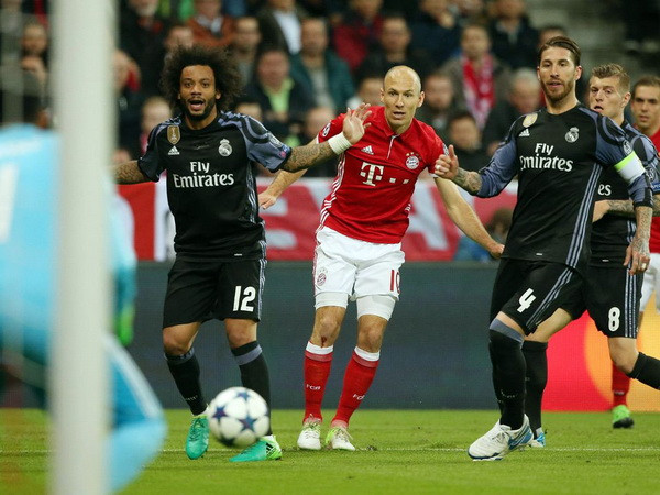 Vây quanh Robben luôn có tới 3-4 cầu thủ Real (Ảnh: Nguồn Fcb.de) 