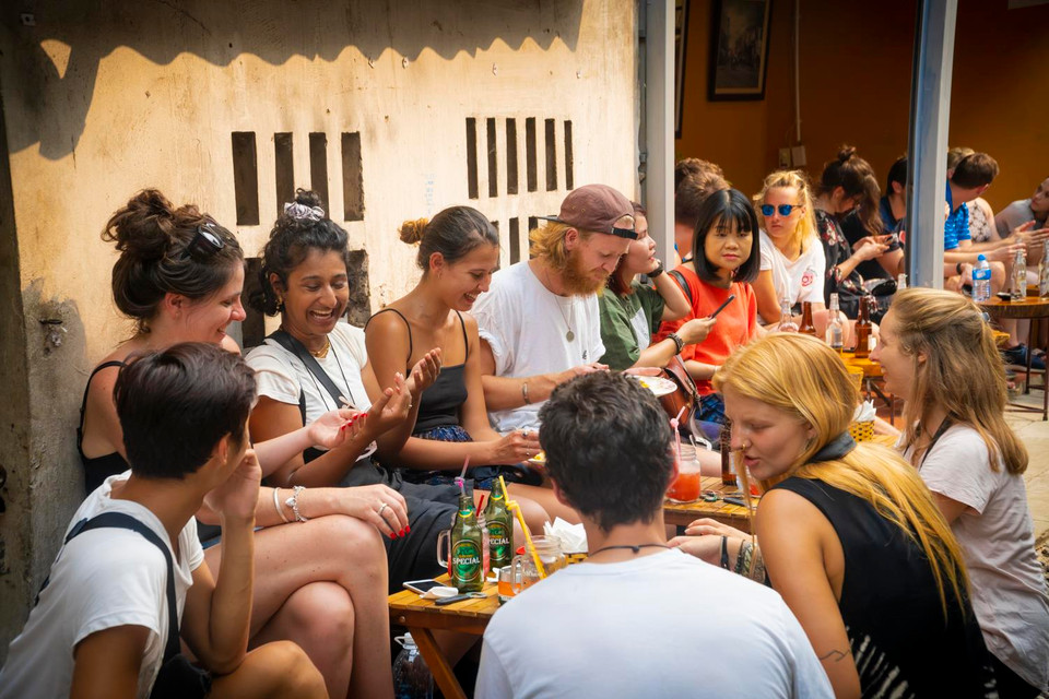 Ngoài những địa điểm quen thuộc, khách nước ngoài đến thăm quan tại đây như một địa điểm đặc biệt thú vị mà chỉ có ở Thủ đô Hà Nội. (Ảnh: Minh Hiếu/Vietnam+)