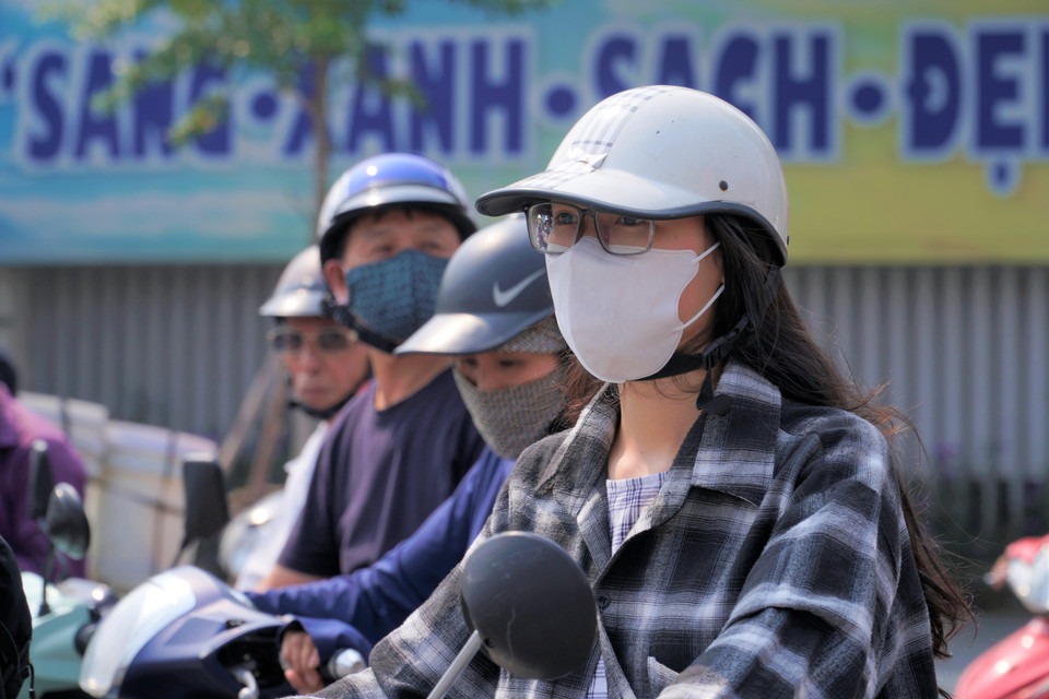 Các chuyên gia khuyến nghị, người dân khi tham gia giao thông nên chọn những chiếc khẩu trang tốt, có khả năng lọc bụi mịn để tránh ảnh hưởng xấu đến sức khoẻ. (Ảnh: Minh Hiếu/Vietnam+)