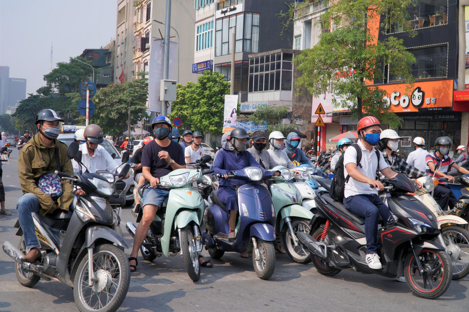 Vài tuần trở lại đây, sự báo động của chất lượng không khí đã là mối quan tâm rất lớn của nhiều người dân. Nhiều người đã có ý thức trong việc đeo khẩu trang để phòng tránh ô nhiễm. (Ảnh: Minh Hiếu/Vietnam+)
