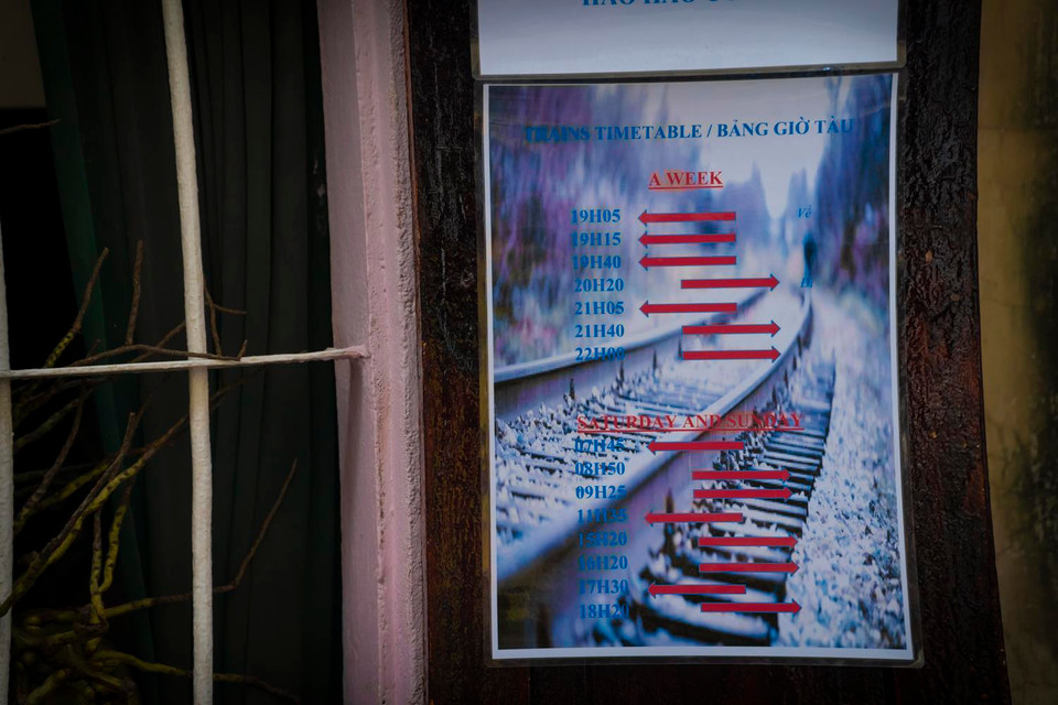 Mỗi quán đều niêm yết thời gian tàu chạy qua để khách có thể nắm bắt thông tin. (Ảnh: Minh Hiếu/Vietnam+)