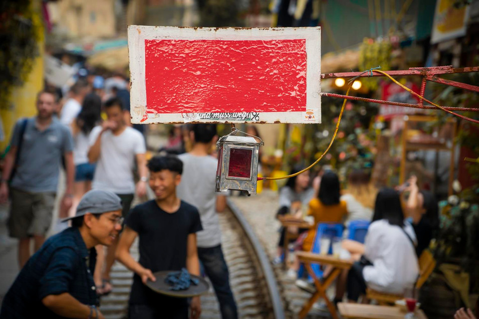 Bộ Giao thông vận tải đã đề nghị UBND Hà Nội chỉ đạo các quận xử lý dứt điểm các hành vi vi phạm an toàn giao thông đường sắt; ngăn chặn, giải tán các điểm tụ tập đồng người dọc đường sắt để quay phim, chụp ảnh, uống cà phê. (Ảnh: Minh Hiếu/Vietnam+)