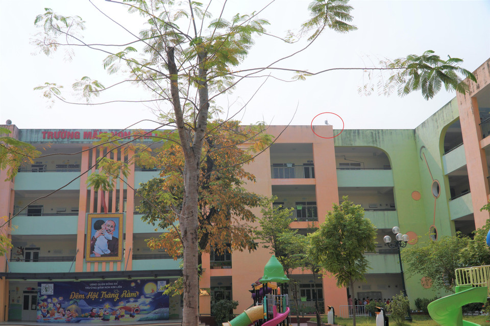 Một máy đo chất lượng không khí được đặt tại Trường mầm non Kim Liên (phố Hoàng Tích Trí, quận Đống Đa). (Ảnh: Minh Hiếu/Vietnam+)