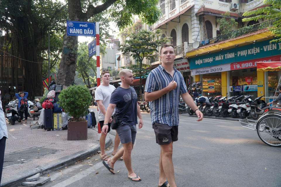 Khách du lịch nước ngoài thường xuyên đi dạo ở khu vực phố cổ. (Ảnh: Minh Hiếu/Vietnam+)