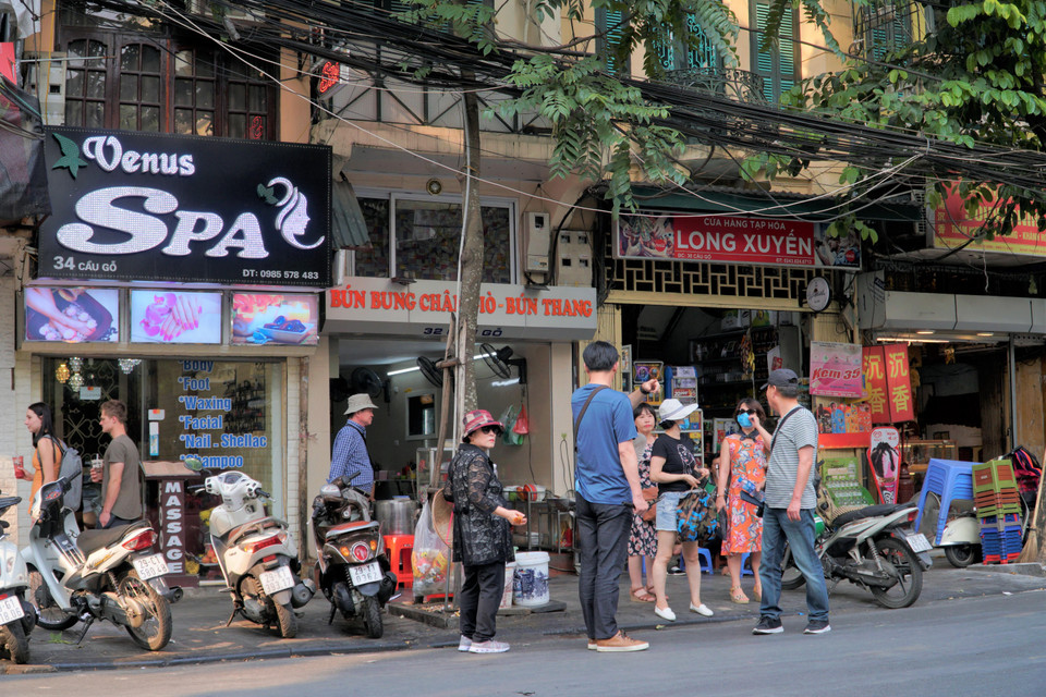 Bà Lương Thị T (50 tuổi) kinh doanh cửa hàng ăn uống trên phố Cầu Gỗ lại cho rằng kế hoạch trên là điều kiện tốt giúp phát triển kinh doanh khi lượng khách du lịch sẽ ghé thăm khu vực này nhiều hơn, thay vì chỉ vào cuối tuần như hiện tại. (Ảnh: Minh Hiếu/Vietnam+)