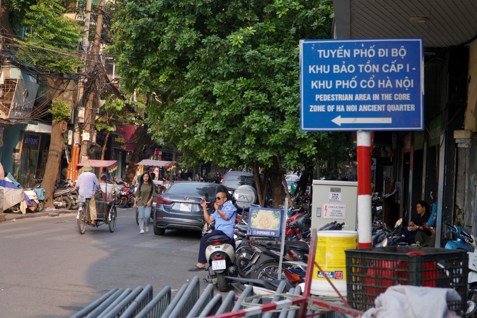 Nhiều người dân đồng tình với chủ trương của thành phố song cho rằng cần có các phương án cụ thể hơn trong việc phân luồng giao thông cũng như bố trí các điểm trông giữ xe. (Ảnh: Minh Hiếu/Vietnam+)