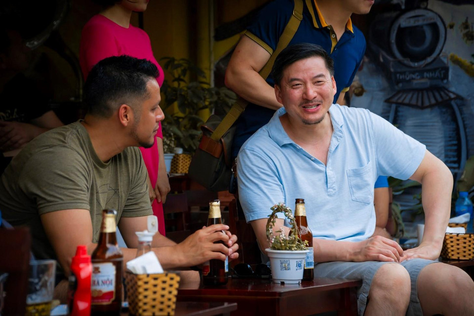 Trang Natgeo Travel nổi tiếng không ngần ngại gợi ý cho du khách trải nghiệm 'thưởng thức một tách càphê trứng, một chai bia và trò chuyện cùng những người bạn và cảm nhận rõ mồn một tiếng ồn ào những lúc chuyến tàu đi qua xóm nhỏ'. (Ảnh: Minh Hiếu/Vietnam+)