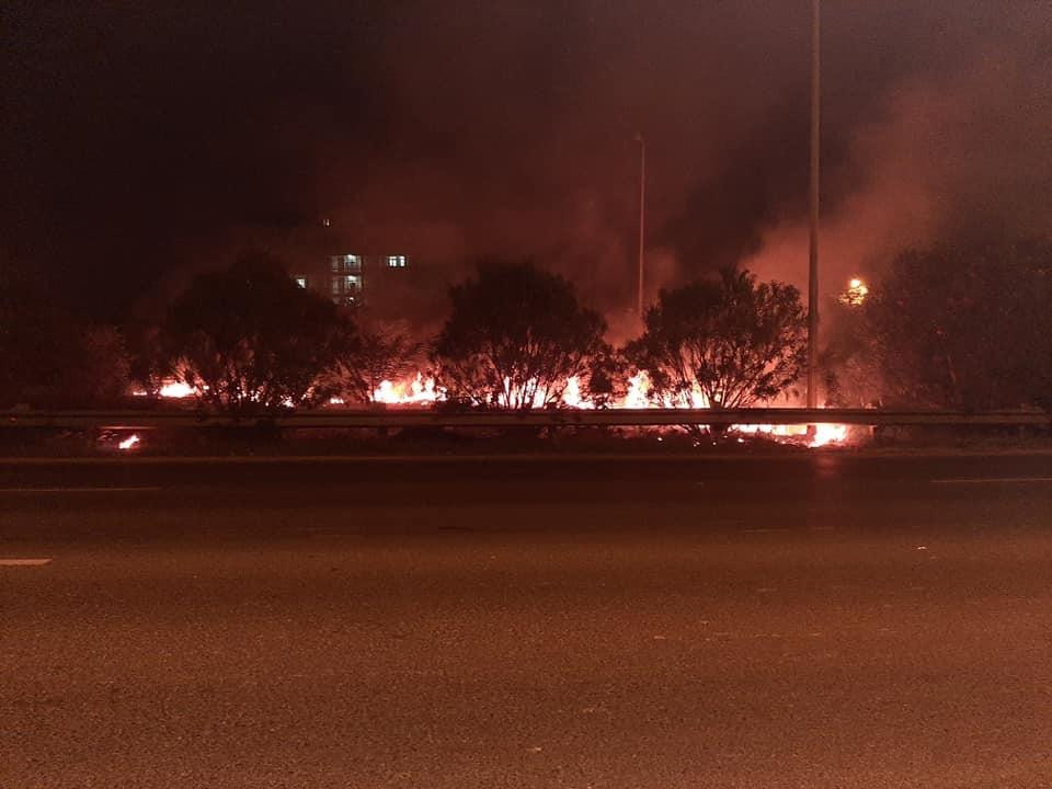 Khói bụi còn xuất hiện bởi những nơi đốt cỏ và rơm rạ, khiến cho lớp bụi ngày càng nhiều. (Ảnh: PV/Vietnam+)