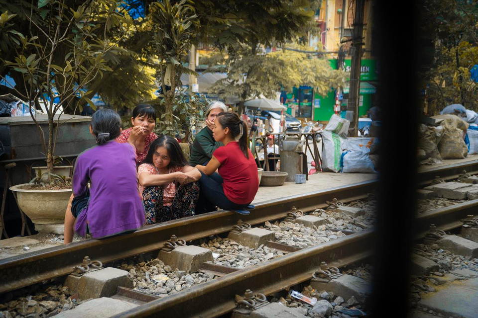 Dọc hai bên đường tàu, xen lẫn với hàng quán đông đúc là nhà của người dân. Hàng ngày, cuộc sống sinh hoạt của họ vẫn diễn ra trên đường ray này. (Ảnh: Minh Hiếu/Vietnam+)