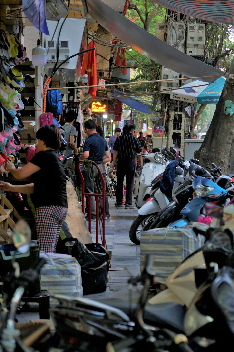 Phần vỉa hè đi bộ đã bị lấn chiếm làm nơi để xe. (Ảnh: Minh Hiếu/Vietnam+)