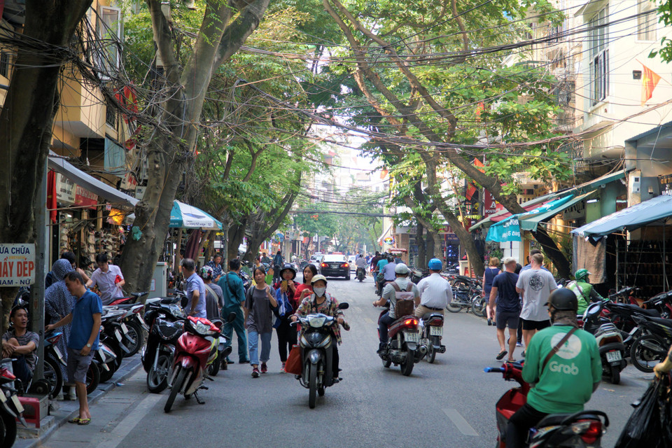 Chị Nguyễn Thị Phượng (phố Hàng Dầu) chia sẻ, nếu triển khai cấm xe sẽ khiến việc di chuyển của gia đình và những hộ dân trong vùng thí điểm mở rộng gặp nhiều khó khăn. (Ảnh: Minh Hiếu/Vietnam+)