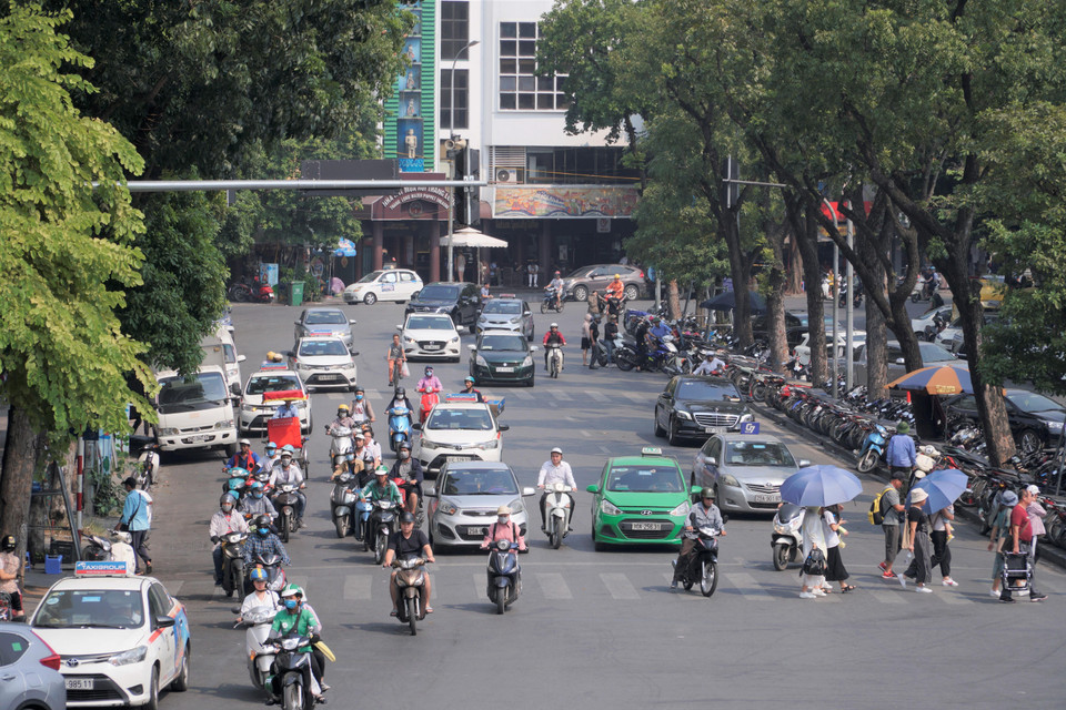 Máy đo chất lượng không khí đặt tại khu vực Hồ Hoàn Kiếm cũng có chỉ số cao trong khu vực, chỉ số AQI xấp xỉ 160. (Ảnh: Minh Hiếu/Vietnam+)