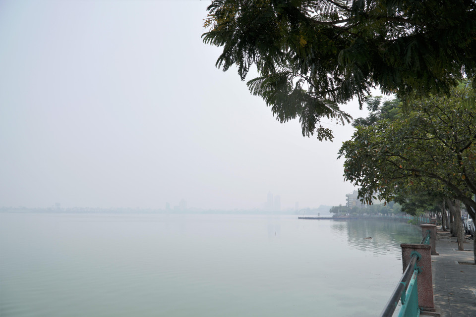 Khu vực Hồ Tây (quận Tây Hồ) là nơi thường xuyên có chỉ số AQI cao nhất tại Hà Nội, ngày 2/10, chỉ số đo được là vào khoảng 190-191, thấp hơn so với những ngày trước. Tuy nhiên các lớp bụi dày đặc khiến thành phố như chìm trong sương mù. (Ảnh: Minh Hiếu/Vietnam+)