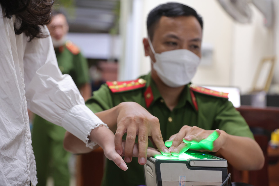 Thiếu tá Mai Văn Đạo, Phó trưởng công an phường Thanh Xuân Trung cho biết: ‘Mỗi ngày tại trụ sở công an phường thu nhận trung bình 200 hồ sơ. Chúng tôi đặt mục tiêu đến 20 tháng 8 sẽ hoàn thành chỉ tiêu của Công an Thành phố Hà Nội đã đề ra.’ (Ảnh: Hoài Nam/Vietnam+)