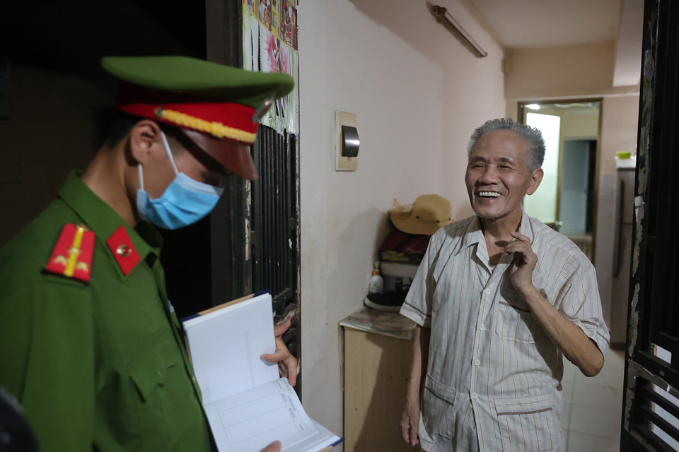 Ông Phạm Vũ Nhuận (Thanh Xuân, Hà Nội) năm nay 75 tuổi chia sẻ: ’Tôi thấy rất vui vì các cảnh sát khu vực quan tâm đến người dân, tận tình và kiên trì vận động.’ (Ảnh: Hoài Nam/Vietnam+)