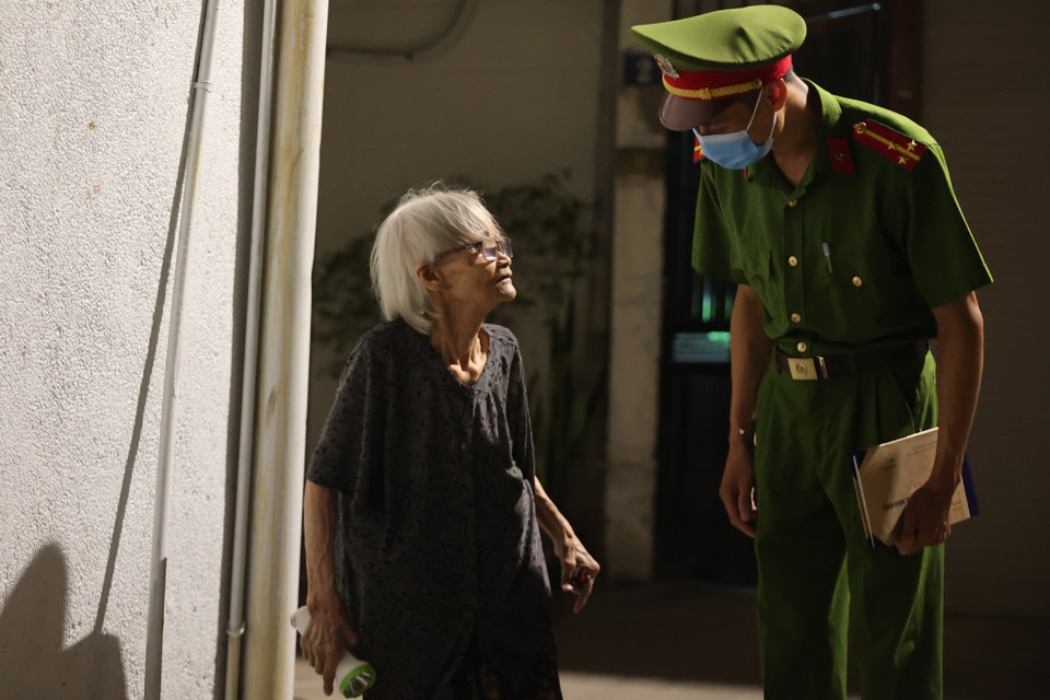 Ngoài ra các trường hợp già yếu được bên công an phường tận tình hỗ trợ, tạo điều kiện thuận lợi nhất để tới trụ sở làm hồ sơ cấp thẻ căn cước công dân gắn chip. (Ảnh: Hoài Nam/Vietnam+)