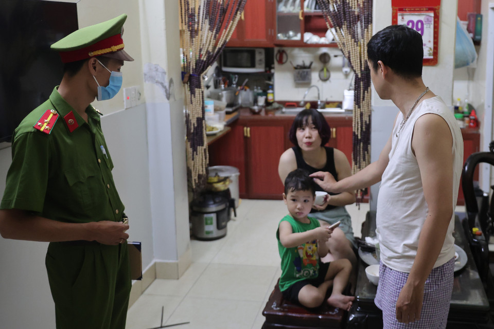 Ngoài việc gửi giấy mời tới các hộ dân, cảnh sát khu vực còn tranh thủ những ngày cuối tuần, giờ nghỉ buổi tối để tới các hộ dân mời lên công an phường để làm hồ sơ. (Ảnh: Hoài Nam/Vietnam+)