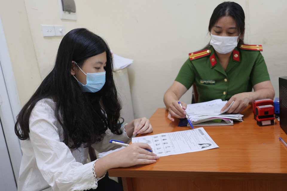 Mỗi người dân đến trụ sở làm hồ sơ cấp căn cước công dân gắn chíp đều được hướng dẫn cụ thể, tận tình. Tổ công tác luôn nhắc nhở người dân kiểm tra thật kỹ thông tin trước khi nộp hồ sơ. (Ảnh: Hoài Nam/Vietnam+)