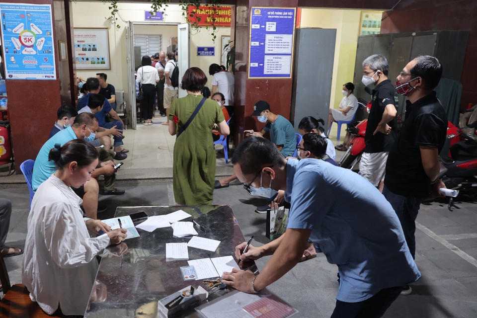 Ngày 31/12/2022, sổ hộ khẩu giấy sẽ hết hiệu lực sử dụng, thẻ căn cước công dân gắn chíp điện tử được tích hợp các thông tin sẽ là giấy tờ để công dân thực hiện giao dịch thay thế sổ hộ khẩu. Vì thế, công dân đủ điều kiện được cấp nên tranh thủ thời gian đến trụ sở công an xã, phường, thị trấn thực hiện thủ tục, bảo đảm quyền lợi cá nhân của chính mình. (Ảnh: Hoài Nam/Vietnam+)