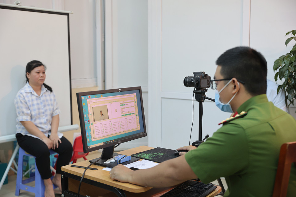 Quận Thanh Xuân có 32.444 trường hợp chưa được cấp căn cước công dân gắn chíp. Trong đó có hơn 20.000 trường hợp không thể thu nhận được hồ sơ do các yếu tố khách quan. Sau 3 ngày triển khai đã thu nhận được khoảng 2000 hồ sơ thuộc. (Ảnh: Hoài Nam/Vietnam+)