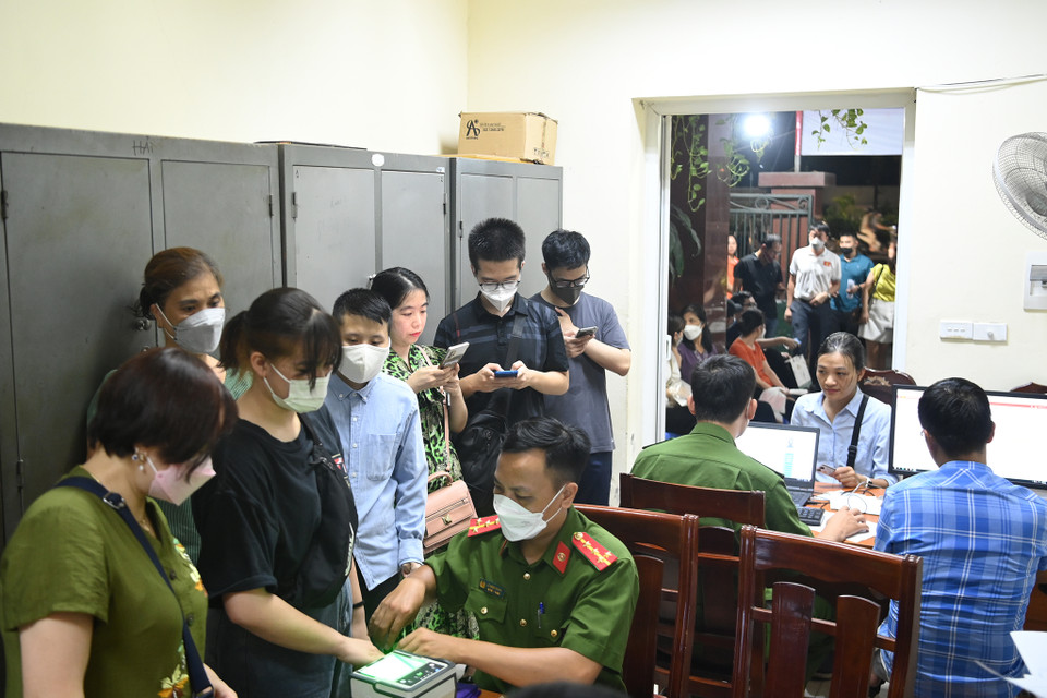 Ngay sau khi Mệnh lệnh 01 của Giám đốc công an Thành phố có hiệu lực, quận Thanh Xuân đã chỉ đạo công an các phường tận dụng tất cả các kênh tuyên truyền thông tin đến người dân thông qua các cuộc họp tổ dân phố, loa phường, gửi thư mời tới từng hộ gia đình… (Ảnh: Hoài Nam/Vietnam+)