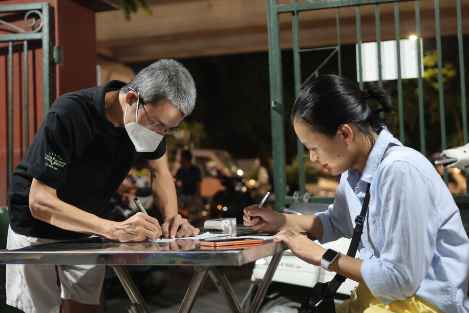 Tại mỗi điểm cấp căn cước công dân gắn chíp đều được tổ chức linh hoạt, người dân dễ dàng làm theo quy trình từ ghi phiếu, khai thông tin, lấy vân tay, chụp ảnh để hoàn thành hồ sơ. (Ảnh: Hoài Nam/Vietnam+)