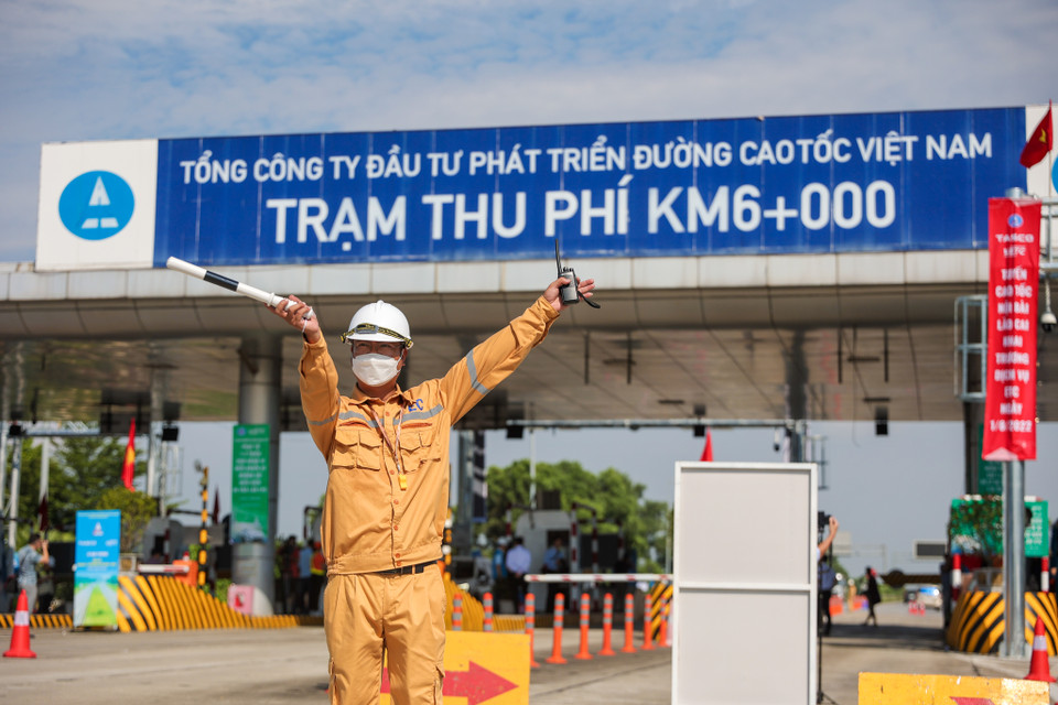 Các nhân viên tại đây đã có mặt từ sớm để hướng dẫn các phương tiện trong ngày đầu tiên áp dụng thu phí không dừng. (Ảnh: Minh Sơn/Vietnam+)