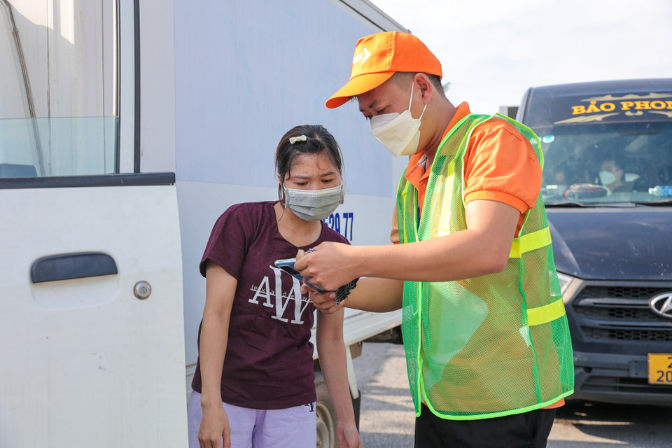 Chị Nguyễn Thị Mến, tài xế nữ hay chạy tuyến Hà Nội-Lào Cai cho hay khi nhận được thông tin chị đã đăng ký sử dụng dịch vụ ETC. (Ảnh: Minh Sơn/Vietnam+)