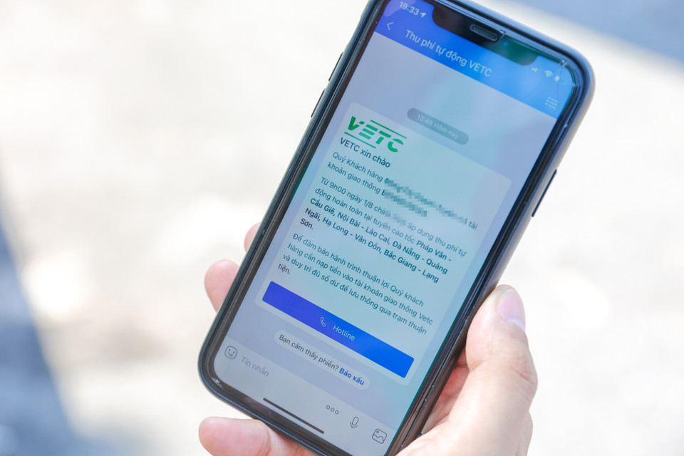 Một tài xế cho hay mặc dù anh đã đăng ký sử dụng dịch vụ ePass nhưng không hiểu sao VETC vẫn nhắn tin nhắc anh nạp tiền vào tài khoản. Khi xe qua trạm thu phí đã gặp lỗi khiến xe không thể lưu thông. (Ảnh: Minh Sơn/Vietnam+)